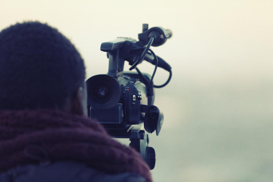 Un operatore dietro la camera (foto d'esempio)